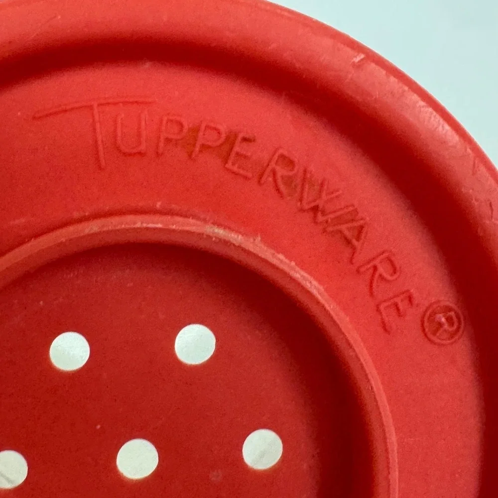 Tupperware shaker unmarked